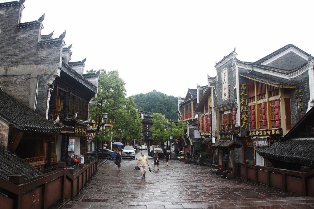 洪欣蔡少芬带娃出游，两大美女携手共度欢乐时光